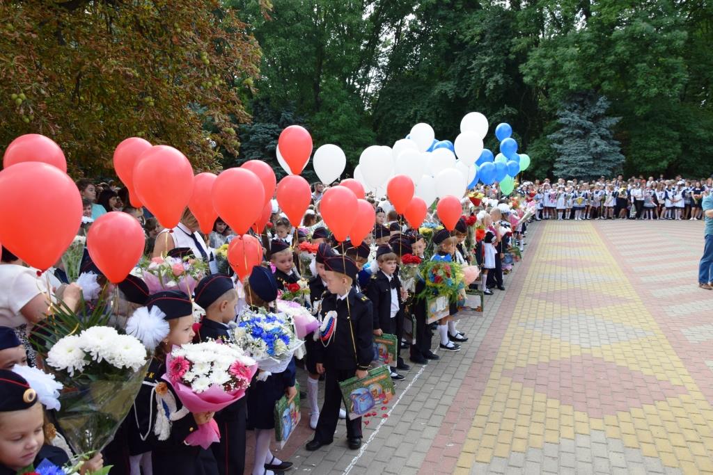 Погода в ивне белгородской. Памятник школа Ивня. День района Ивня. Школа 1 п Ивня 5. Хлызин Ивня.