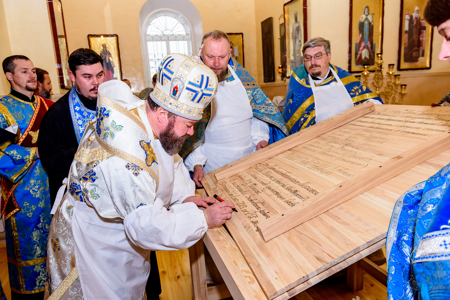 Освящение. Мякишево освящение храма. Освящение престола. Освящение престола в храме. Освещение престола в православном храме.