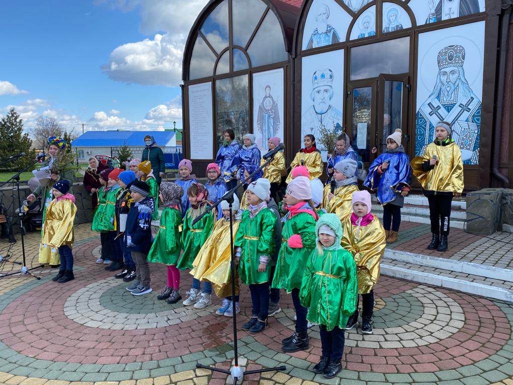 Погода в красной яруге. Аниматоры красная Яруга. Садик в долгой Яруге. Крестный ход в красной Яруге.