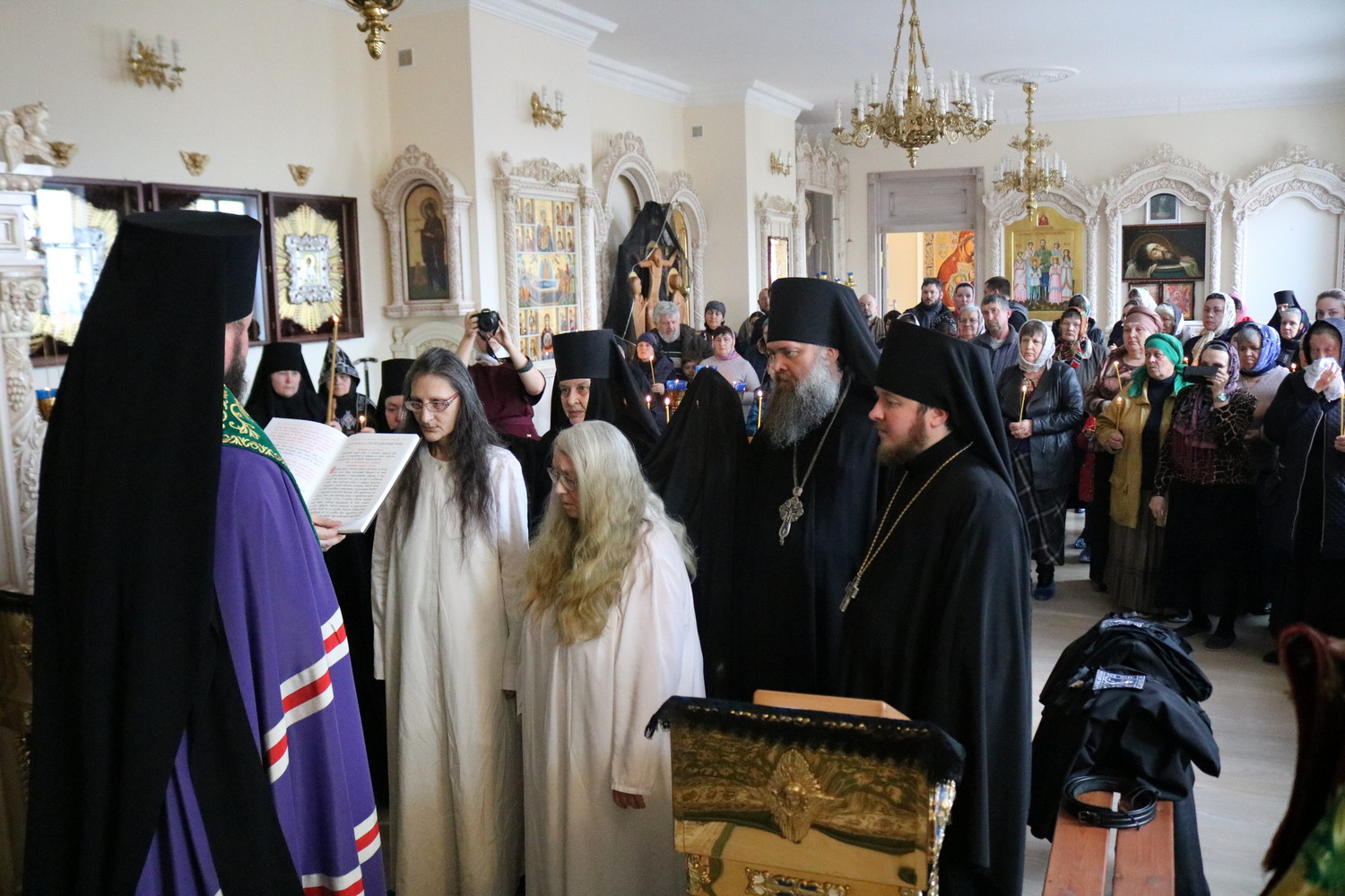 Тихвинский монастырь апрель стена