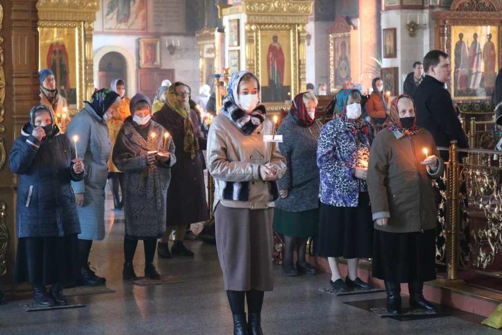 Вечером 29. Спасо Преображенский храм город Губкин. Великий четверг вечер страстной седмицы 12 Евангелий. Икона страстей Христовых 12 Евангелий. Заутреня на Великую пятницу в живописи.