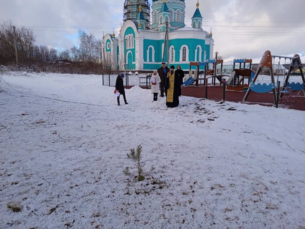 Забор у Церковь в Коряжме