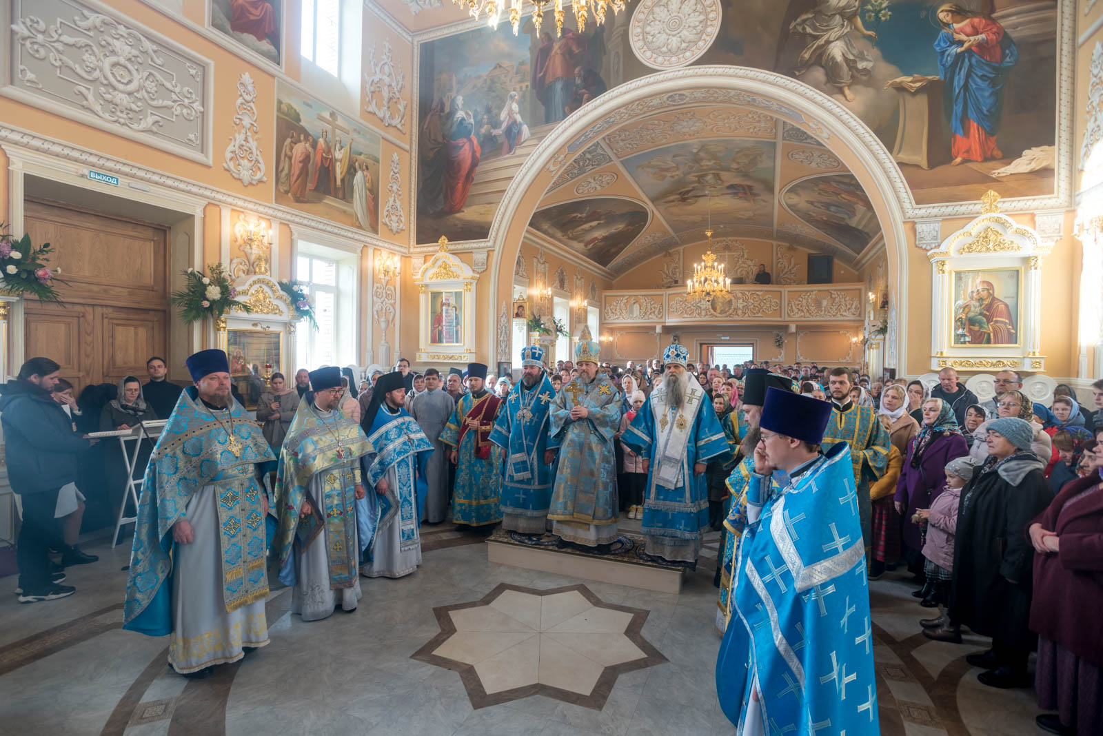 Тихвинский монастырь храм